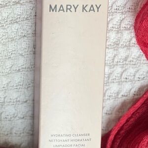 Mary Kay Hydrating Cleanser - Cream and Red